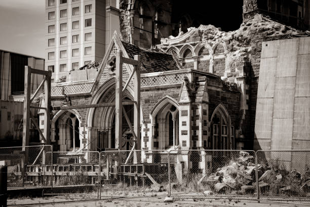 ruína da famosa catedral de christchurch após o terremoto de 2011, nova zelândia - 2011 - fotografias e filmes do acervo