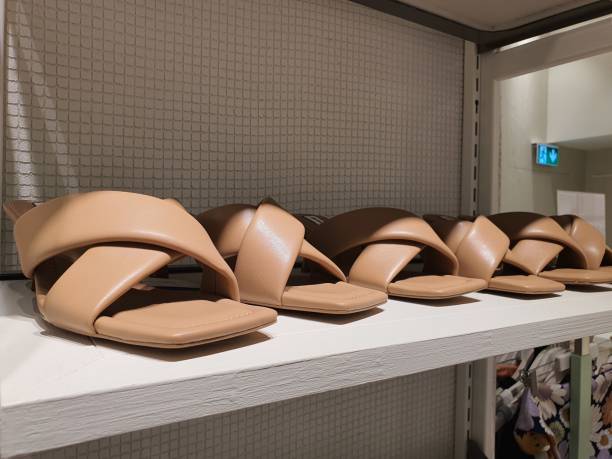 sandales brunes à orteil ouvert en rangée sur une étagère - nobody brown matrial shoe cupboard photos et images de collection