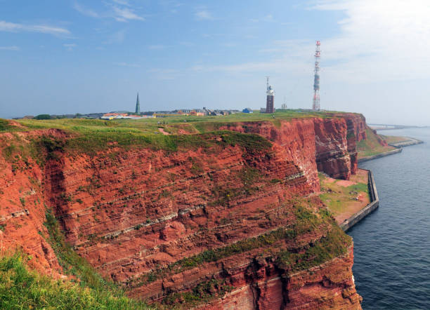 vue sur les falaises rouillées et le phare de l’île de la mer du nord helgoland - granite travel audio photos et images de collection