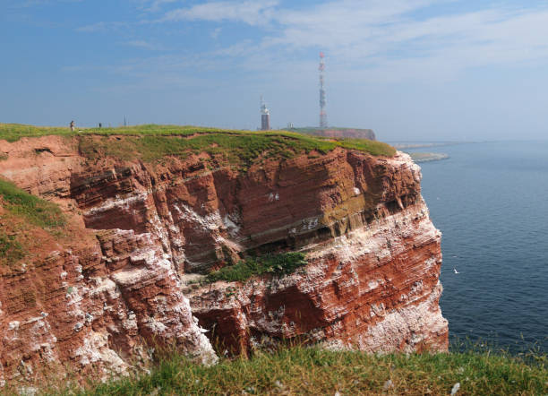 view to the rusty cliffs and the lighthouse of the north sea island helgoland - granite travel audio imagens e fotografias de stock