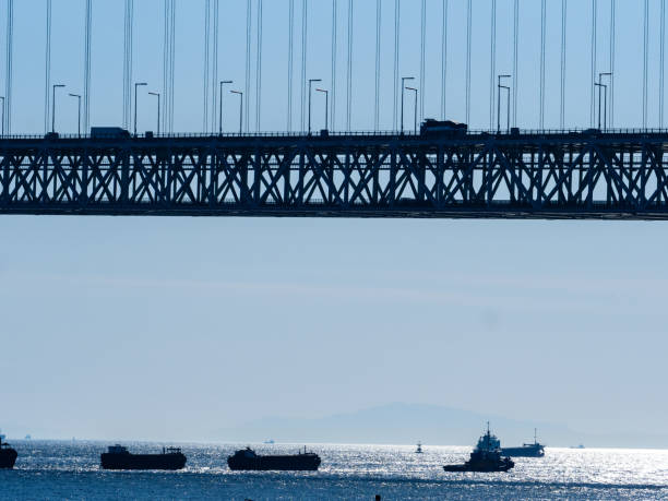 blue sky und akashi kaikyo bridge - kobe bridge japan suspension bridge stock-fotos und bilder