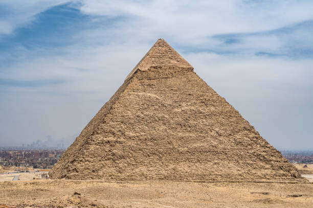 general view of pyramids from the giza plato. pyramid of khafre the second largest ancient egyptian pyramid. located next to the great sphinx, as well as the pyramids of cheops khufu on giza plateau. - giza pyramids sphinx pyramid shape pyramid imagens e fotografias de stock