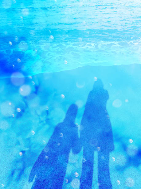 schatten von zwei personen, kind und mutter am strand, einen spaziergang am strand, effekted foto und bild der blauen meer illustration. - effected stock-fotos und bilder