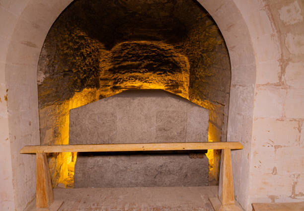 vista dell'interno di serapeum, saqqara - saqqara foto e immagini stock