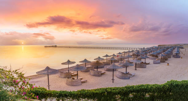 マルサ・アラムの日の出にビーチを持つ風景 - リゾート ストックフォトと画像