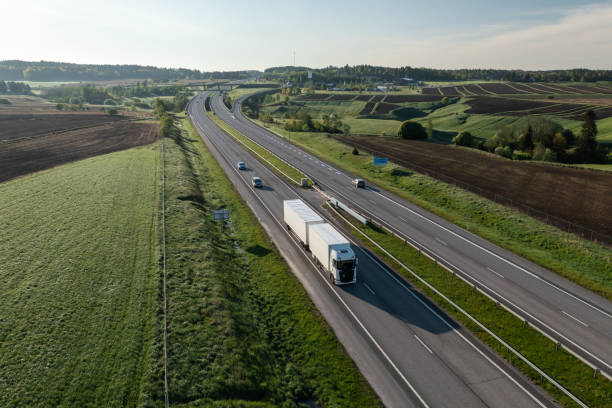 caminhão de reboque em uma rodovia entregando carga na finlândia. - land vehicle truck semi truck trucking - fotografias e filmes do acervo