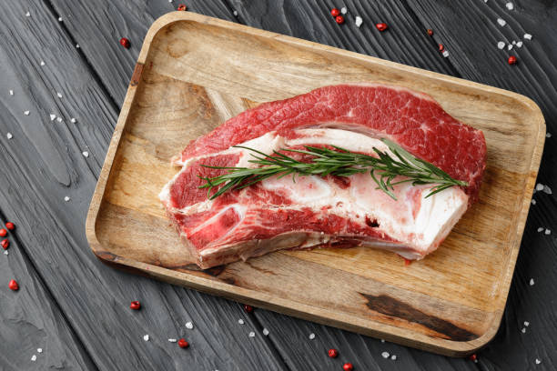 uncooked raw beef brisket on wooden board - top sirloin imagens e fotografias de stock