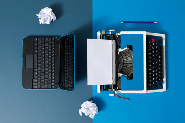 цифровой und аналог - ноутбук и 80-х машинка - paper crumpled letter ideas стоковые фото и изображения