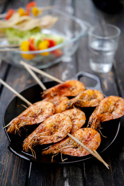 피크닉 테이블에 매운 구운 새우 꼬치 - shrimp barbecue barbecue grill skewer 뉴스 사진 이미지