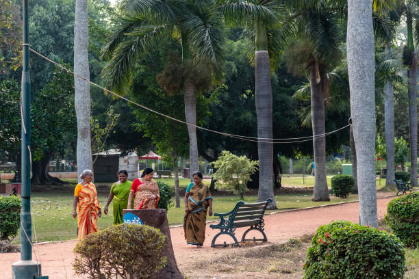 группа индийских женщин, наслаждаясь прогулкой - lalbagh стоковые фото и изображения