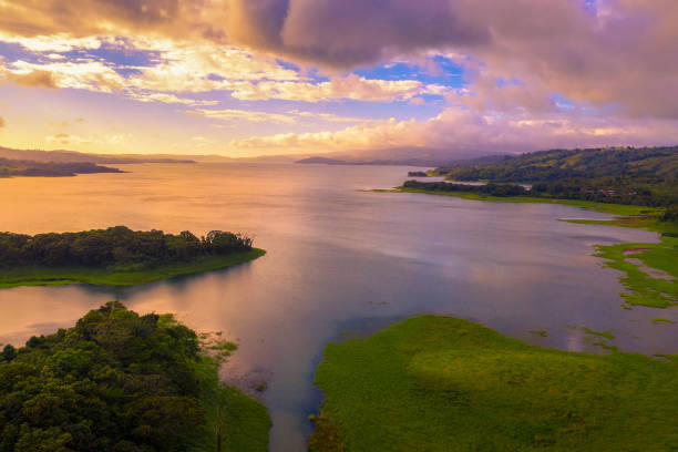 zachód słońca nad jeziorem arenal w kostaryce - costa rican sunset zdjęcia i obrazy z banku zdjęć