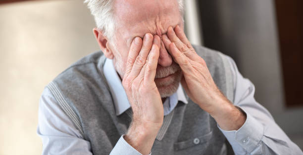 hombre de negocios senior cansado - frotarse los ojos fotografías e imágenes de stock