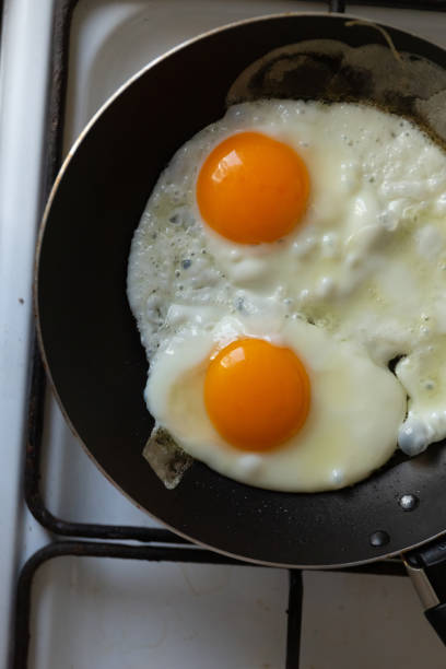 uova strapazzate per una colazione sana - cast iron skillet foto e immagini stock