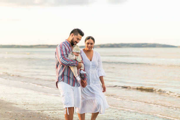 urocza atmosfera morza i rodziny. - beach two parent family couple family zdjęcia i obrazy z banku zdjęć