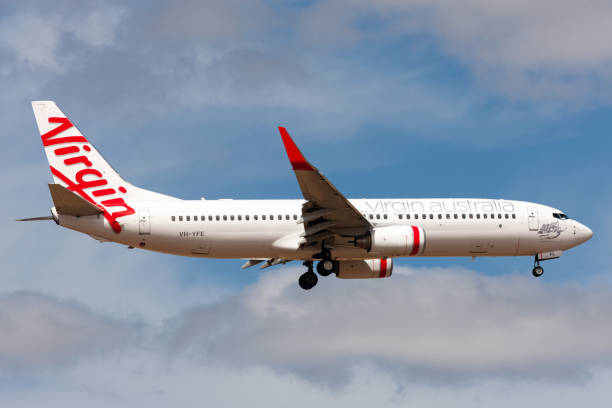 boeing 737 de virgin australia airlines en approche pour atterrir à l’aéroport international de melbourne. - virgin group photos et images de collection