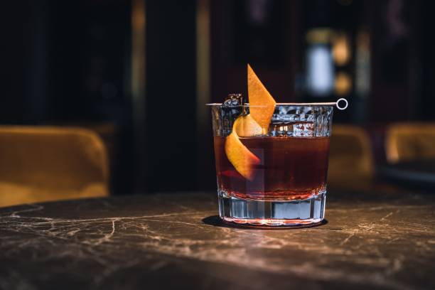 whisky in un bicchiere con buccia d'arancia - whisky cocktail glass rum foto e immagini stock