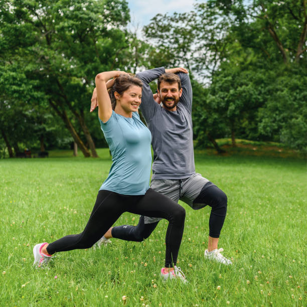 aqueça-se - casal se exercitando antes de correr - couple stretching running jogging - fotografias e filmes do acervo