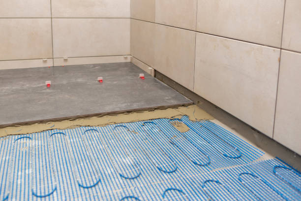 バスルームのセラミックタイルの下に床暖房システムをインストール - tile home improvement tiled floor floor ストックフォトと画像