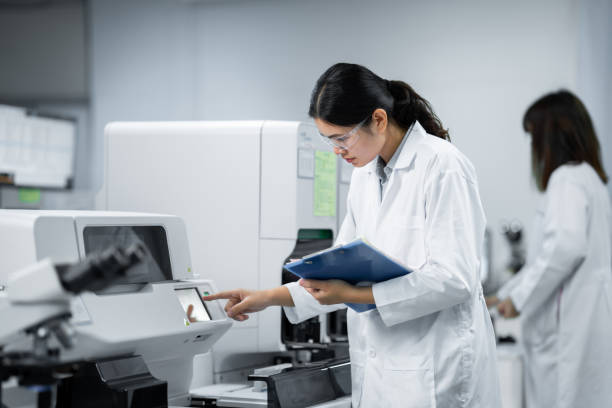 istock Laboratory technician, Asian medical technicians work in private laboratories. 1320941417