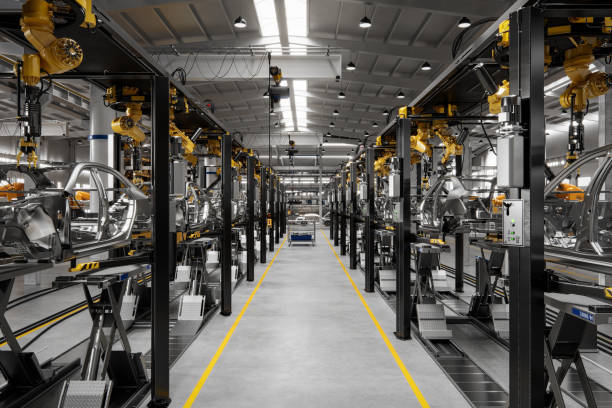 интерьер завода по производству автомобилей в 3d рендере - car industry robot arm car plant стоковые фото и изображения