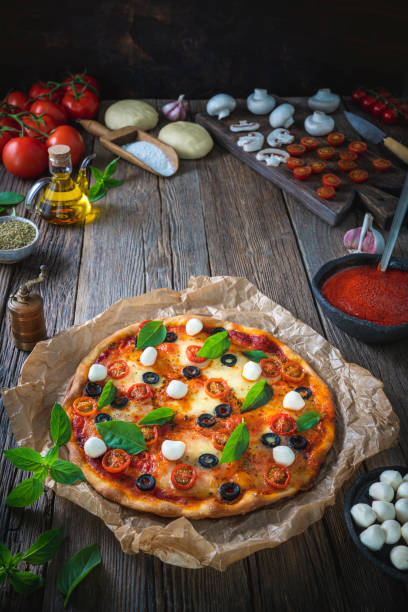 итальянская пицца маргарита неаполитанская с томатным соусом, моцареллой, базиликом с ингредиентами - oregano freshness herb brown стоковые фото и изображения