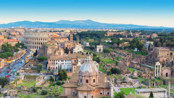 skyline di roma con colosseo e foro romano, roma, italia. - high angle view famous place roman roman forum foto e immagini stock