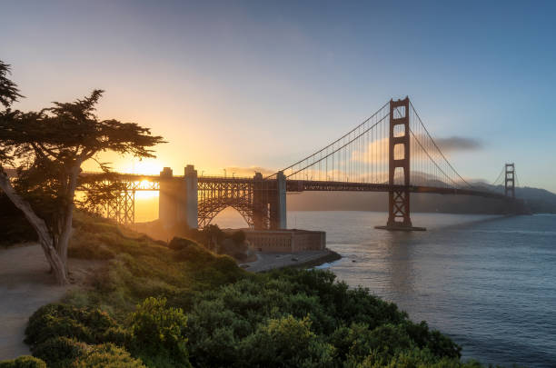 pôr do sol na golden gate bridge em são francisco, califórnia - beach architecture golden gate bridge night - fotografias e filmes do acervo