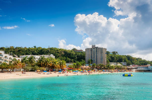 karibischer sonnenstrand und türkisfarbenes meer in montego bay, jamaika insel.. - jamaica stock-fotos und bilder