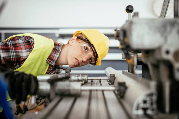 frauen mit schutzausrüstung arbeiten am bohrer in einer fabrik - slicing machine stock-fotos und bilder