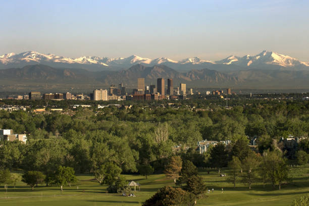 arranha-céus do centro de denver colorado boulder flatirons rochas vermelhas longs peak rocky mountains - flatirons colorado boulder mountain range - fotografias e filmes do acervo