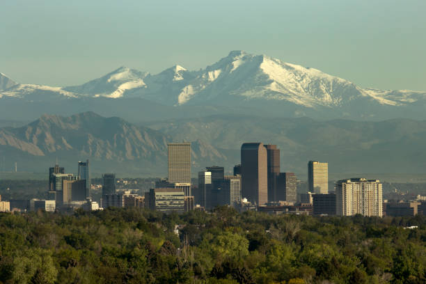 arranha-céus do centro de denver colorado boulder flatirons rochas vermelhas longs peak rocky mountains - flatirons colorado boulder mountain range - fotografias e filmes do acervo