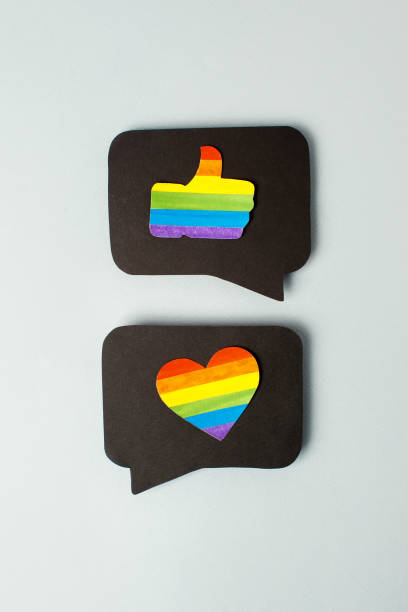 Happy Pride month banner for lgbt rights or social issues event. Colorful rainbow heart and thumb up in black social media interaction cloud, symbol for homosexual love, marriage, partnership sex pancarta del mes del orgullo feliz para el evento de derechos lgbt o temas sociales. colorido corazón de arco iris y pulgar hacia arriba en la nube de interacción de redes sociales negras, símbolo de amor homosexual, matrimonio, sexo de pareja