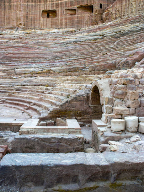 jordânia. petra. teatro antigo na cidade das cavernas cor-de-rosa. - petra ancient civilization jordan cave - fotografias e filmes do acervo