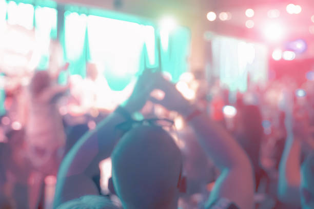 Silhouette hands of audience crowd people enjoying the club party concert ,Celebrate party , Blurry night club party music dancing sound , Party People Blurred Background. las manos de la silueta de la gente de la muchedumbre de la audiencia que disfruta del concierto de la fiesta del club del club, celebran la fiesta, celebran la fiesta, música borrosa del club que baila el sonido del baile de la música del club, gente de
