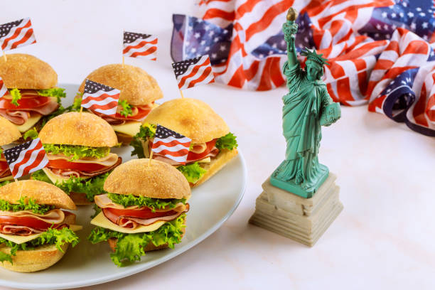 sándwiches con bandera de estados unidos y estatua de la libertad. - sandwich turkey chicken submarine sandwich fotografías e imágenes de stock