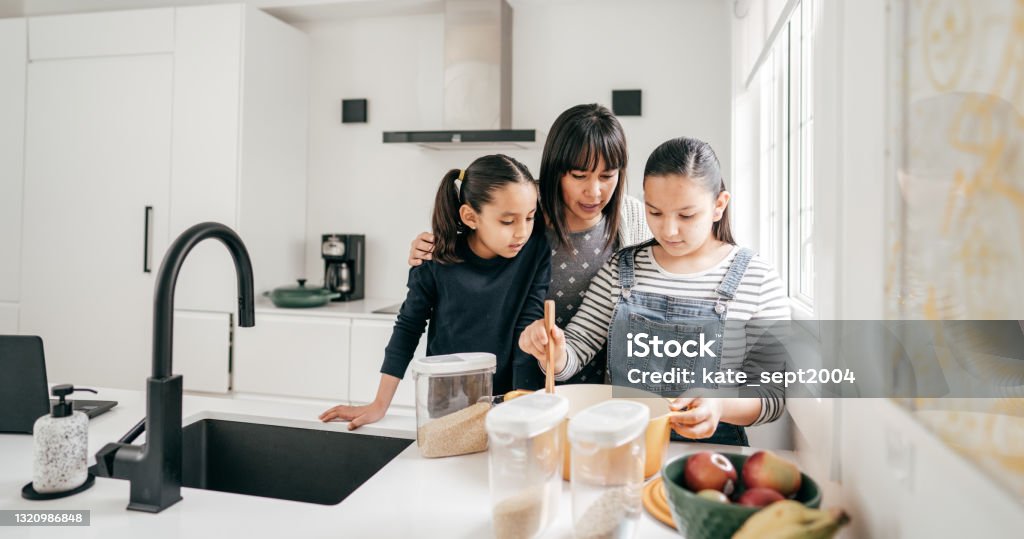 What Can A 10 Yearold Cook For Dinner Stock Photo - Download Image Now