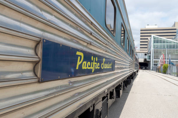 pacific sunset railcar cerca de la estación union station en kansas city missouri - tren de union pacific fotografías e imágenes de stock