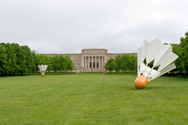 south side of the nelson-atkins museum of art à kansas city missouri - volant de badminton photos et images de collection