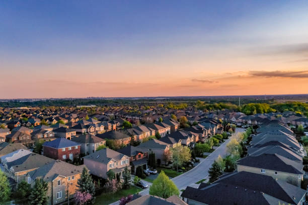 luftaufnahme von residential distratic at major mackenzie dr. and islinton ave., freistehendes und maisonette-haus in woodbridge und kleinburg, vaughan, kanada - nobody aerial view landscape rural scene stock-fotos und bilder