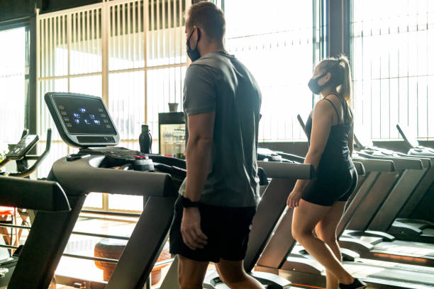 istock Couple at the gym 1320993311