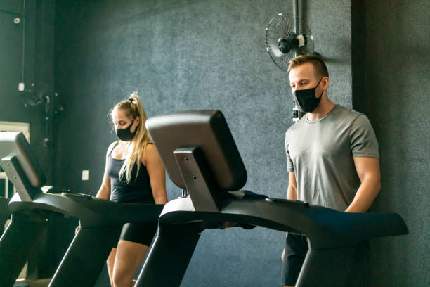 istock Couple at the gym 1320993340