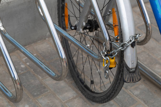 istock Bicycle theft in the city 1321001211