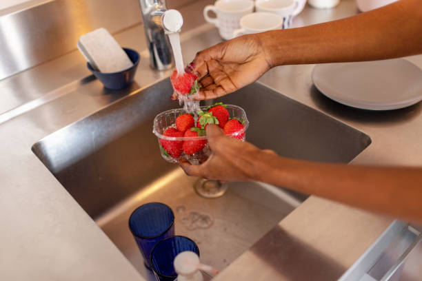 erdbeeren waschen - washing fruit preparing food strawberry stock-fotos und bilder