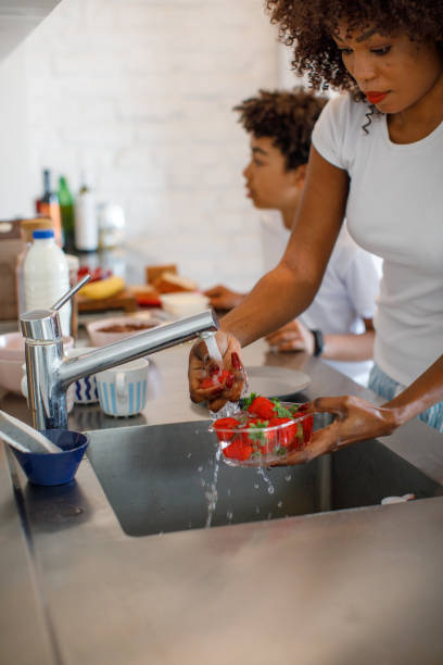 딸기 세척 - washing fruit preparing food strawberry 뉴스 사진 이미지