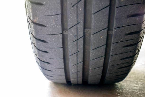 neumático de coche usado con indicador de desgaste de la banda de rodadura (twi). - tire old rubber heap fotografías e imágenes de stock