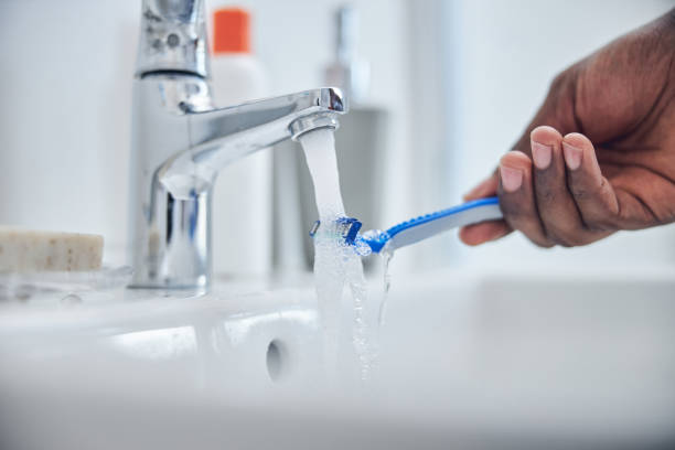 istock Close up of male hand that holding razor 1321027110