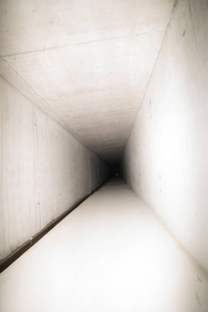 visión de túnel, símbolo del miedo y la ansiedad - sensibility fotografías e imágenes de stock