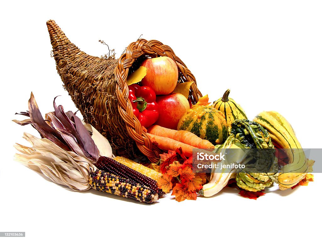 Cornucópia de Ação de Graças, repleto de frutas, verduras e legumes sobre branco - Foto de stock de Abundância royalty-free