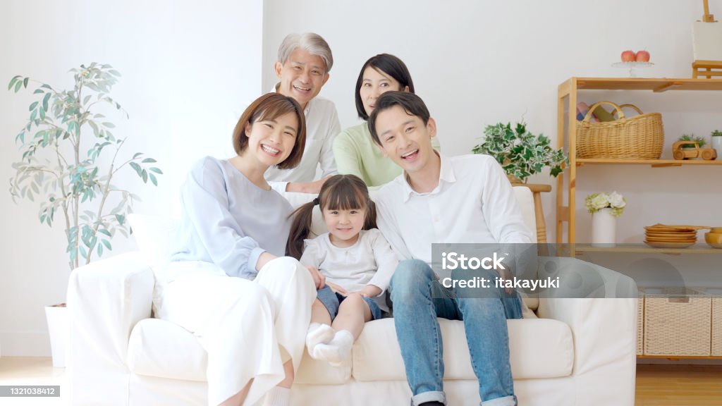 リビングルームでリラックスした3世代のアジアの家族 - 家族のロイヤリティフリーストックフォト