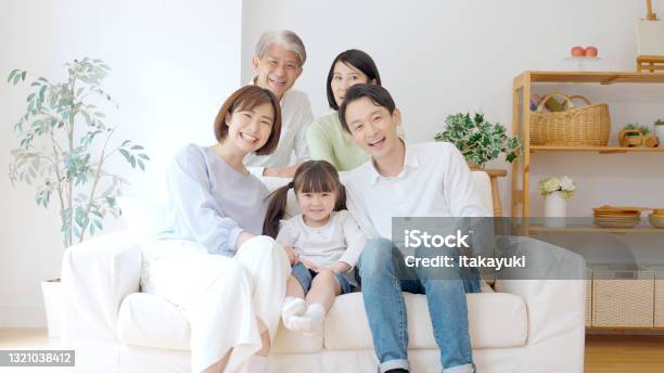 リビングルームでリラックスした3世代のアジアの家族 - 家族のストックフォトや画像を多数ご用意 - 家族, 日本人, 笑顔